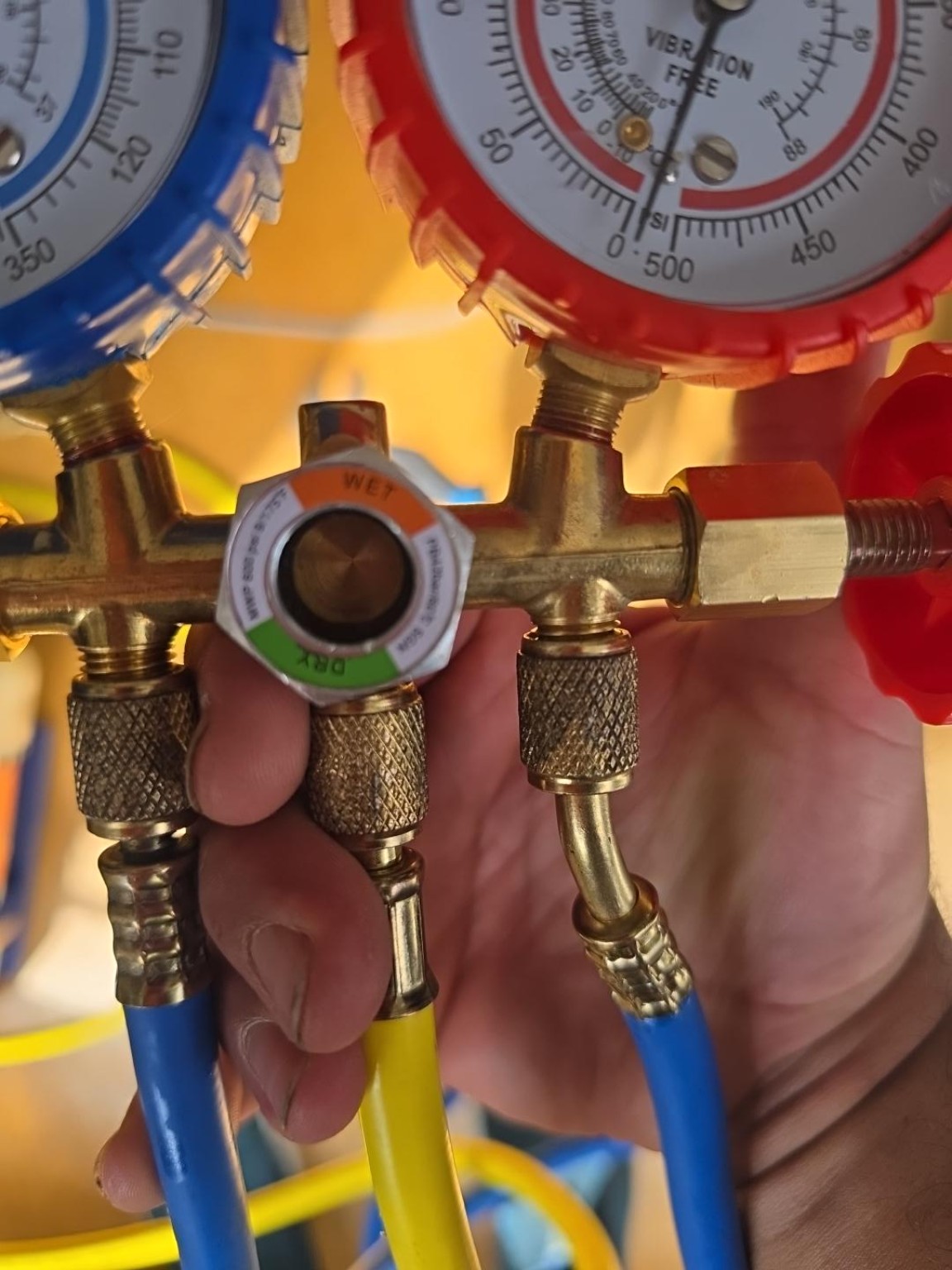 Bouteilles gaz R32 et manifold pour recharge climatisation