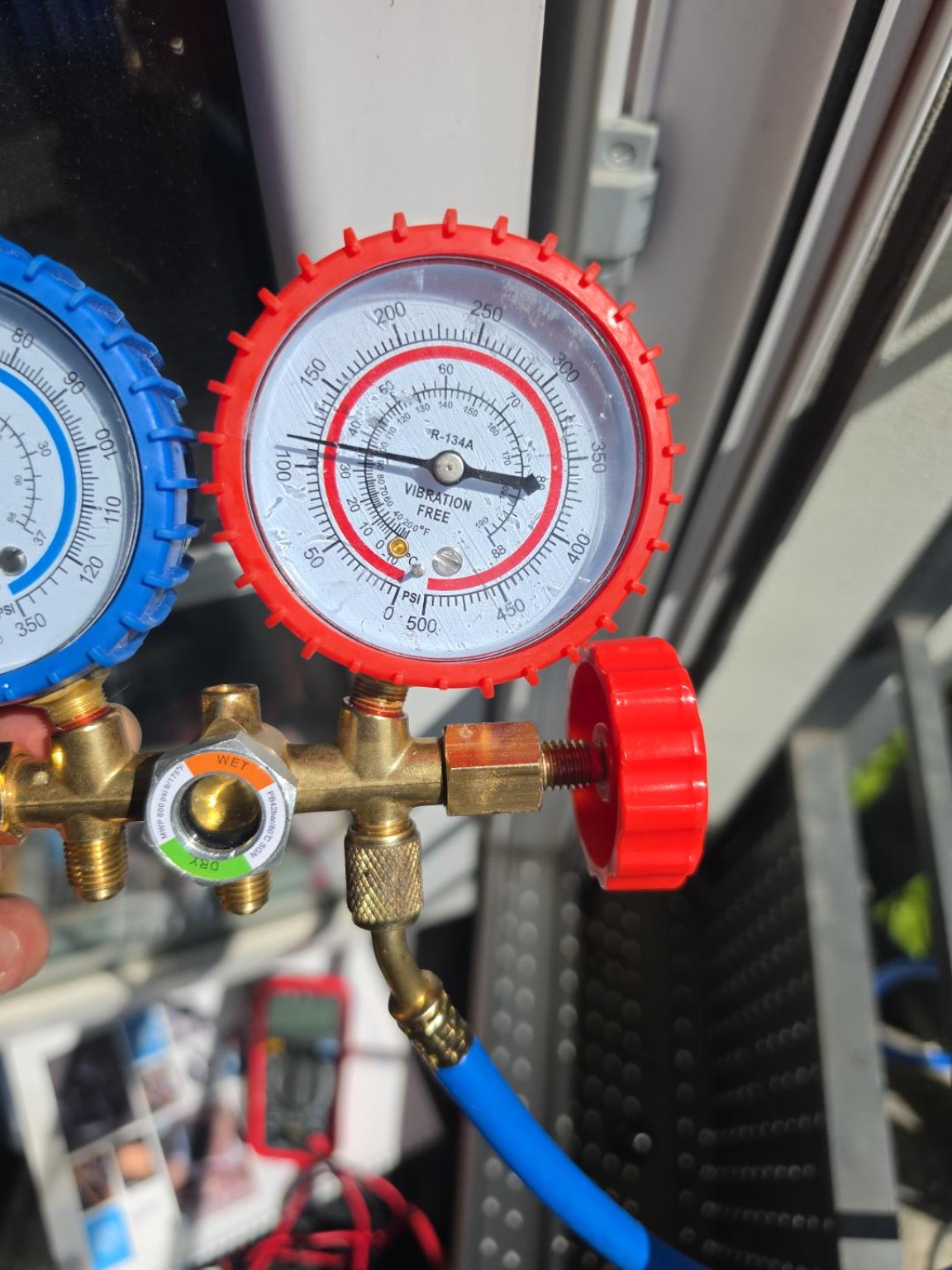 Mise sous vide et recharge gaz R32 — pesée bouteille sur balance